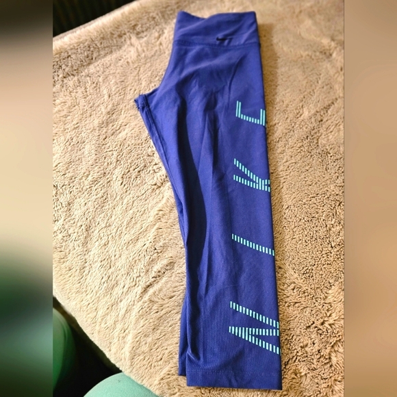 Nike Womens (Small) Cropped Workout Leggings - Picture 2 of 6